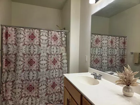 Bath - 1455 Winzer Pl, Gilroy, CA 95020 photo 2 of 2