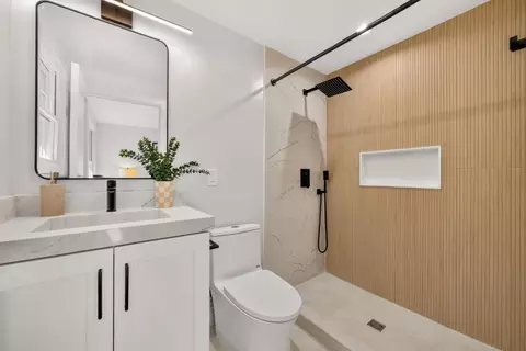 Bath - 1529 Pacific Ave, Alameda, CA 94501 photo 1 of 3