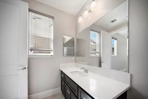 Bath - 18551 Mcclellan Cir, East Garrison, CA 93933 photo 2 of 7