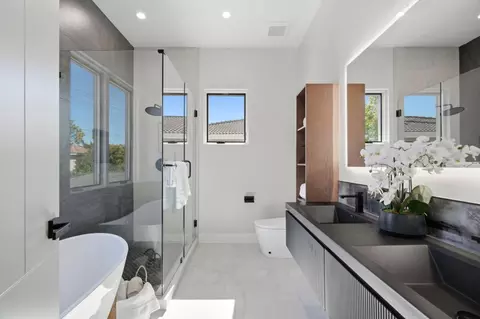 Bath - 10560 Johnson Ave, Cupertino, CA 95014 photo 3 of 7