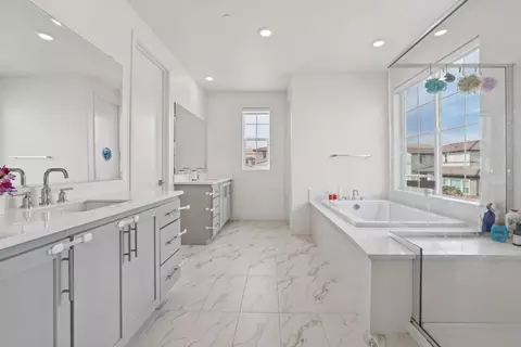 Bath - 3057 Copley Dr, Tracy, CA 95377 photo 5 of 7