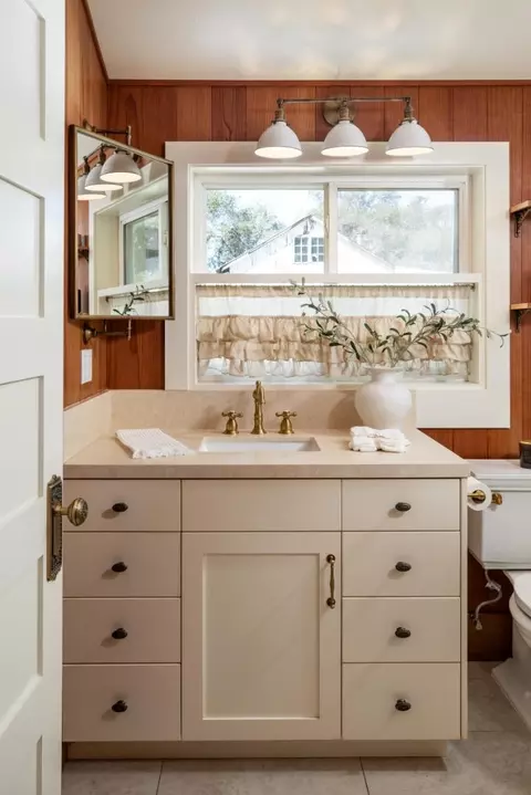 Bath - 5752 Freedom Blvd, Aptos, CA 95003 photo 4 of 10