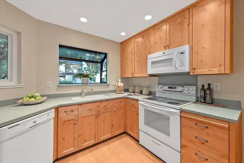 Kitchen - 137 Redding Rd A, Campbell, CA 95008 photo 2 of 3