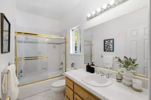 Bath - 1885 Hollyhock Ln, Gilroy, CA 95020 photo 6 of 8