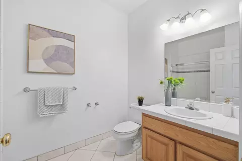 Bath - 1885 Hollyhock Ln, Gilroy, CA 95020 photo 5 of 8