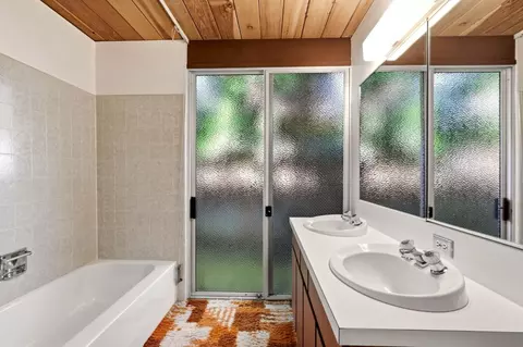 Bath - 957 Eichler Dr, Mountain View, CA 94040 photo 1 of 4
