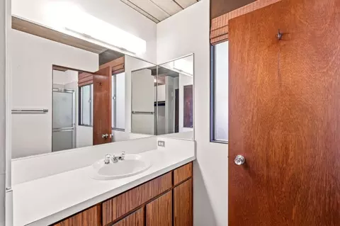 Bath - 957 Eichler Dr, Mountain View, CA 94040 photo 3 of 4