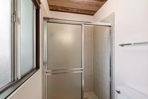 Bath - 957 Eichler Dr, Mountain View, CA 94040 photo 4 of 4