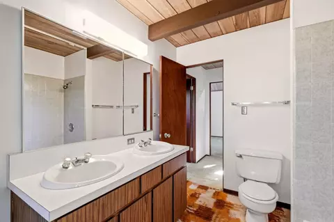 Bath - 957 Eichler Dr, Mountain View, CA 94040 photo 2 of 4