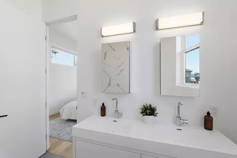 Bath - 1510-1514 8th St, Oakland, CA 94607 photo 8 of 15