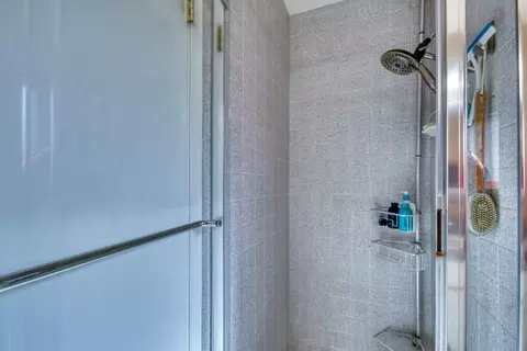Bath - 945 San Simeon Dr, Salinas, CA 93901 photo 2 of 4