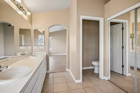 Bath - 421 De Bord Dr, Tracy, CA 95376 photo 4 of 4