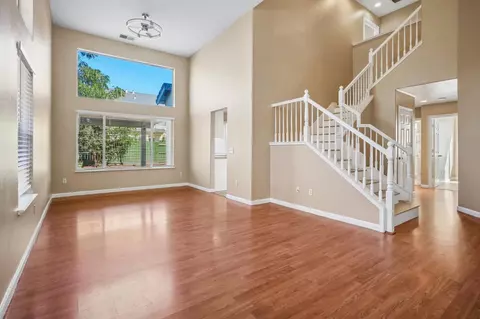 Living - 421 De Bord Dr, Tracy, CA 95376 photo 2 of 7