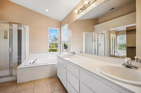 Bath - 421 De Bord Dr, Tracy, CA 95376 photo 3 of 4