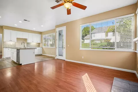 Living - 421 De Bord Dr, Tracy, CA 95376 photo 4 of 7