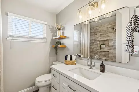 Bath - 296 River Rd, Salinas, CA 93908 photo 3 of 4