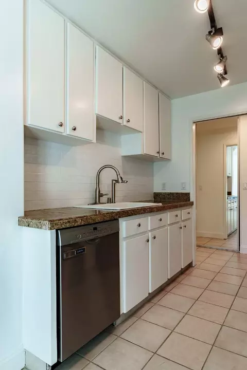 Kitchen - 100 E Middlefield Rd 4h, Mountain View, CA 94043 photo 4 of 5