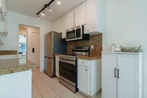 Kitchen - 100 E Middlefield Rd 4h, Mountain View, CA 94043 photo 2 of 5
