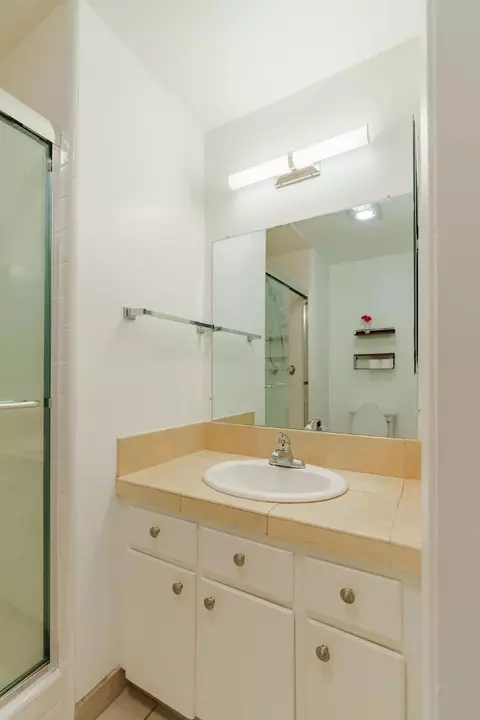 Bath - 100 E Middlefield Rd 4h, Mountain View, CA 94043 photo 2 of 8