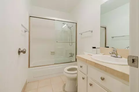 Bath - 100 E Middlefield Rd 4h, Mountain View, CA 94043 photo 7 of 8