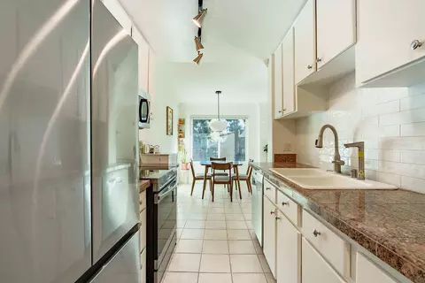 Kitchen - 100 E Middlefield Rd 4h, Mountain View, CA 94043 photo 5 of 5