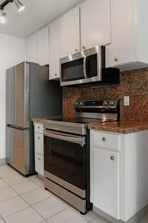 Kitchen - 100 E Middlefield Rd 4h, Mountain View, CA 94043 photo 3 of 5