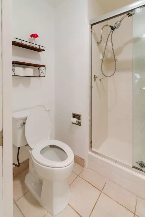 Bath - 100 E Middlefield Rd 4h, Mountain View, CA 94043 photo 4 of 8