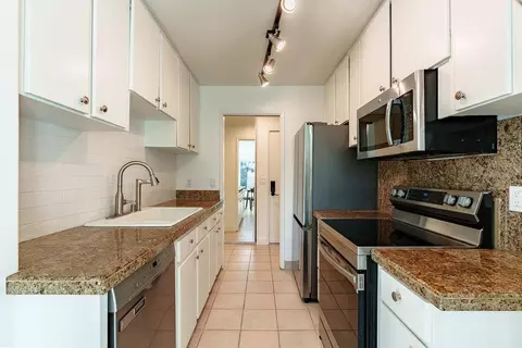 Kitchen - 100 E Middlefield Rd 4h, Mountain View, CA 94043 photo 1 of 5