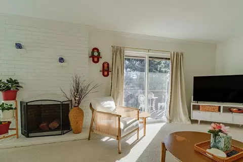 Living - 100 E Middlefield Rd 4h, Mountain View, CA 94043 photo 4 of 7