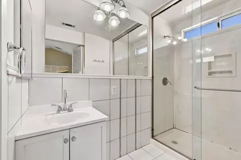 Bath - 151 Wellington Pl, Vallejo, CA 94591 photo 2 of 4