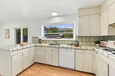 Kitchen - 926 Larkspur Dr, Millbrae, CA 94030 photo 1 of 2