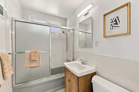 Bath - 926 Larkspur Dr, Millbrae, CA 94030 photo 1 of 2