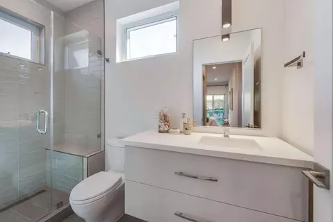 Bath - 300 Helen Dr, Millbrae, CA 94030 photo 2 of 6