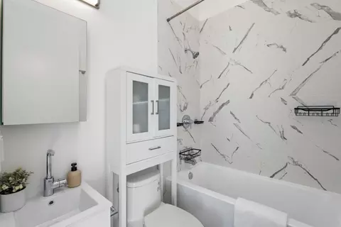 Bath - 1512 8th St, Oakland, CA 94607 photo 2 of 5