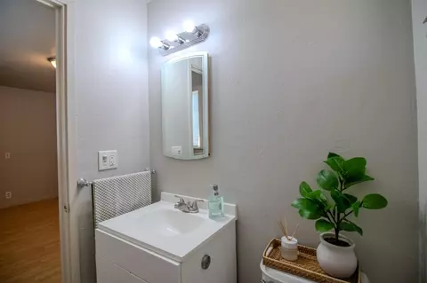 Bath - 423 Pueblo Dr, Salinas, CA 93906 photo 1 of 4