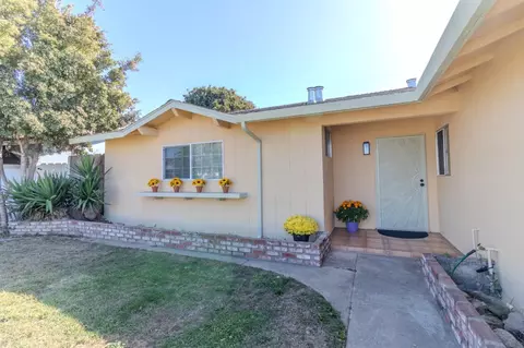 Exterior - 423 Pueblo Dr, Salinas, CA 93906 photo 3 of 12