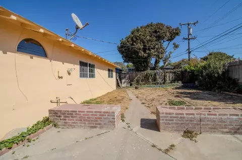Exterior - 423 Pueblo Dr, Salinas, CA 93906 photo 6 of 12