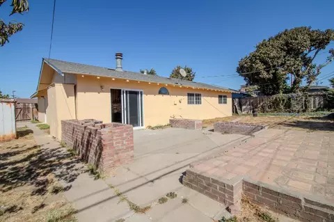 Exterior - 423 Pueblo Dr, Salinas, CA 93906 photo 9 of 12