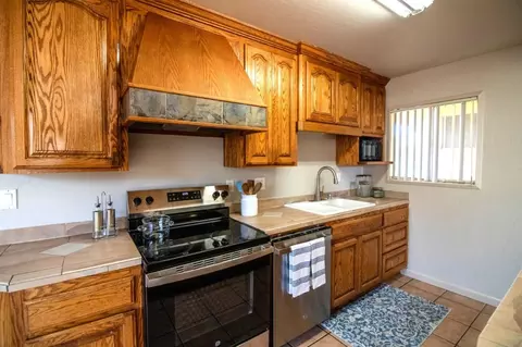 Kitchen - 423 Pueblo Dr, Salinas, CA 93906 photo 6 of 9