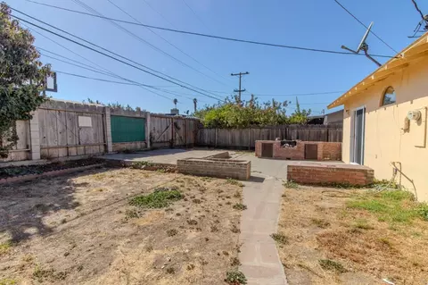 Exterior - 423 Pueblo Dr, Salinas, CA 93906 photo 5 of 12