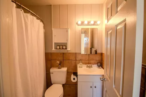 Bath - 423 Pueblo Dr, Salinas, CA 93906 photo 3 of 4