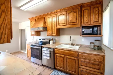 Kitchen - 423 Pueblo Dr, Salinas, CA 93906 photo 7 of 9