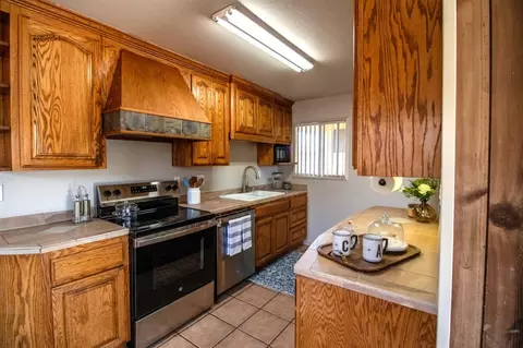 Kitchen - 423 Pueblo Dr, Salinas, CA 93906 photo 4 of 9