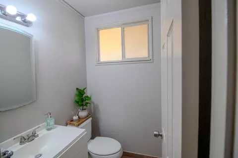 Bath - 423 Pueblo Dr, Salinas, CA 93906 photo 2 of 4