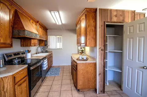 Kitchen - 423 Pueblo Dr, Salinas, CA 93906 photo 5 of 9