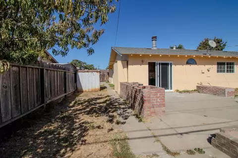 Exterior - 423 Pueblo Dr, Salinas, CA 93906 photo 10 of 12