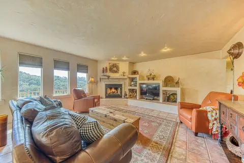 Living - 17814 Gail Ct, Salinas, CA 93907 photo 5 of 6