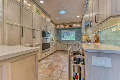 Kitchen - 17814 Gail Ct, Salinas, CA 93907 photo 8 of 9