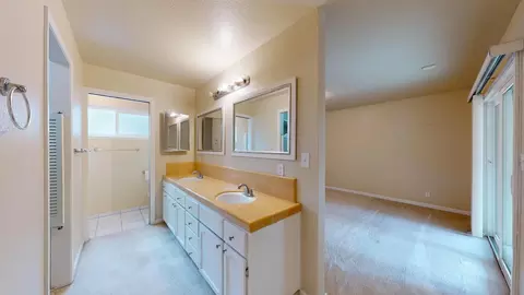 Bath - 2525 Hampton Way, Turlock, CA 95382 photo 3 of 6