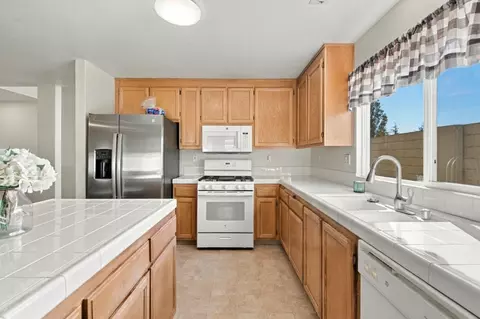 Kitchen - 985 Vista De Soledad, Soledad, CA 93960 photo 3 of 4